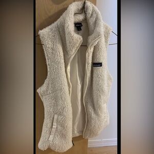 White fuzzy Patagonia vest women’s